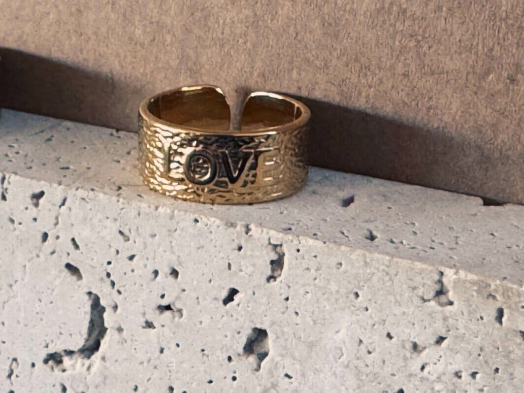 MenaMountain Ring Golden Love