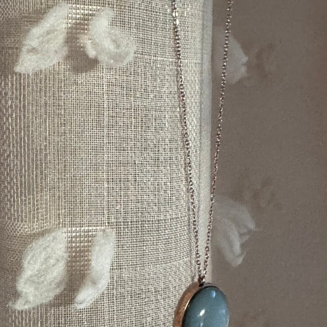 MenaMountain Halskette Rosefarben mintfabener Cabochon