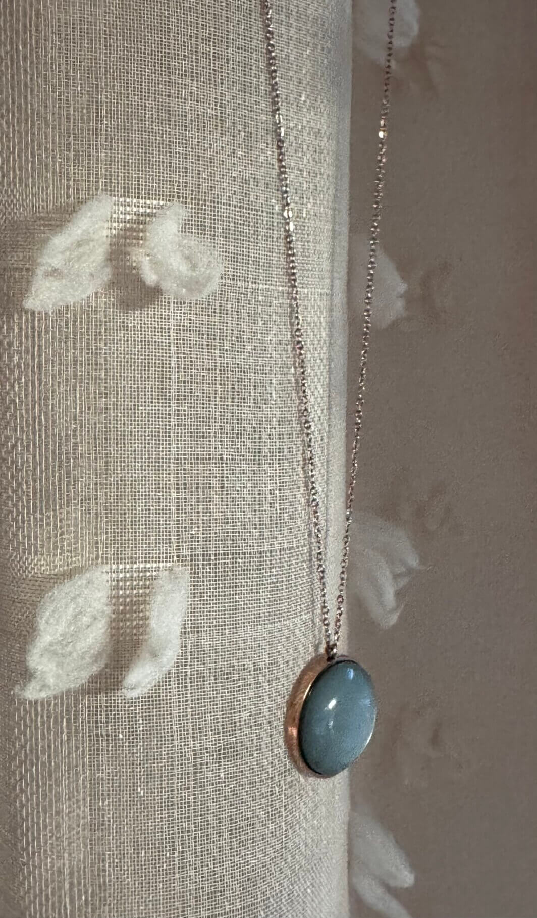 MenaMountain Halskette Rosefarben mintfabener Cabochon