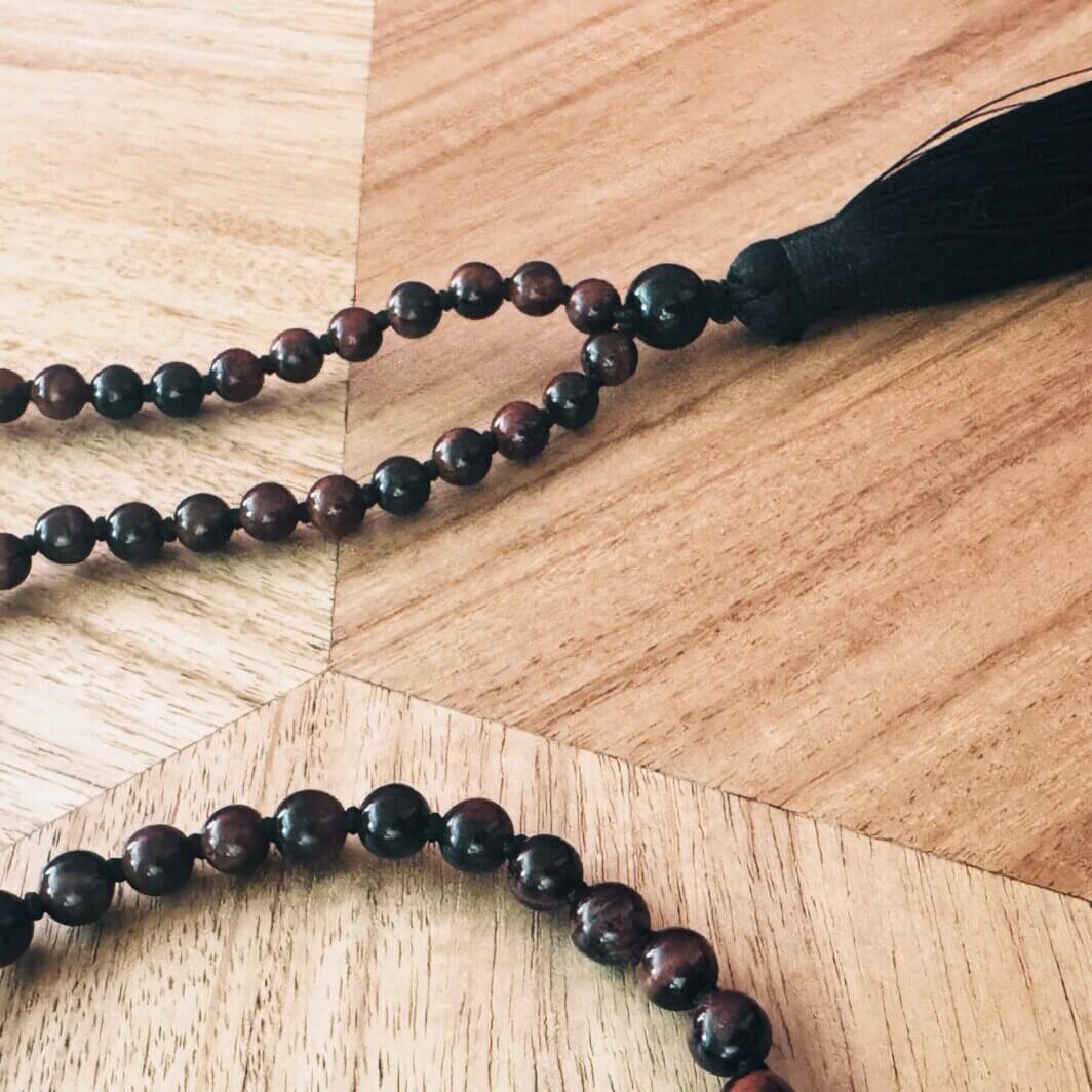 MenaMountain Halskette Mala Malakette schwarz braun Trachtenschmuck Tracht Tradition traditionell Quaste Accessoires