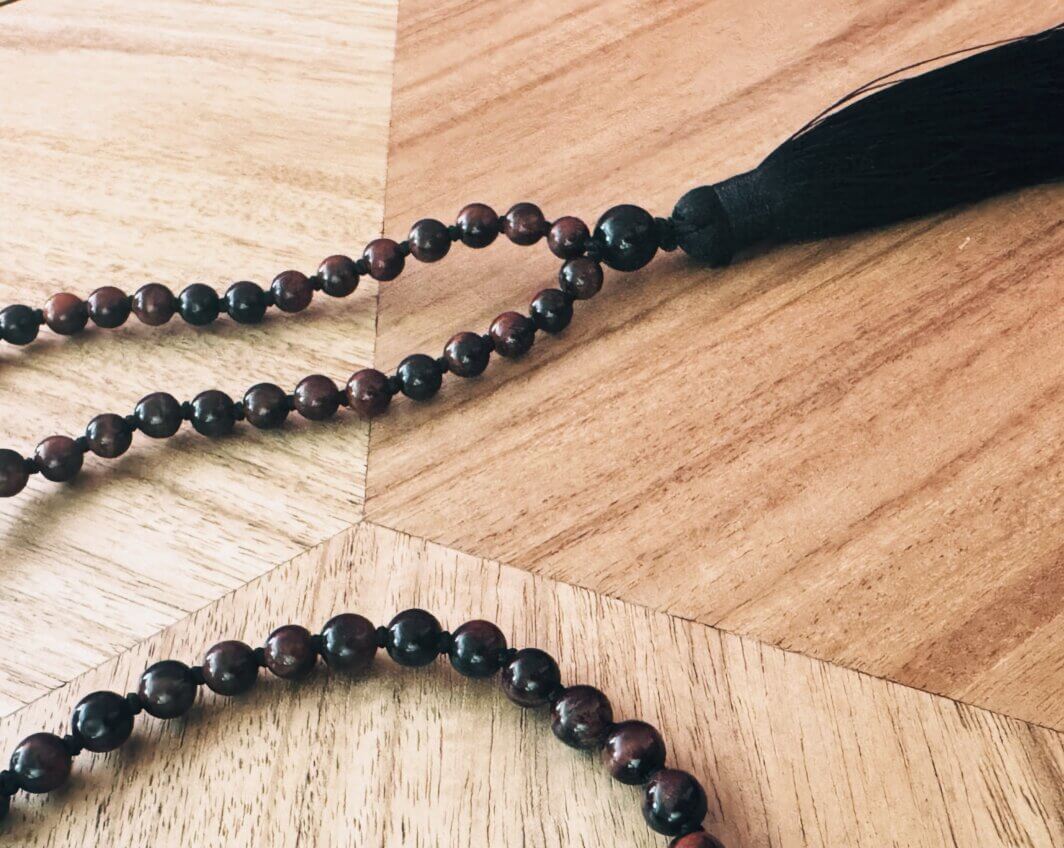 MenaMountain Halskette Mala Malakette schwarz braun Trachtenschmuck Tracht Tradition traditionell Quaste Accessoires