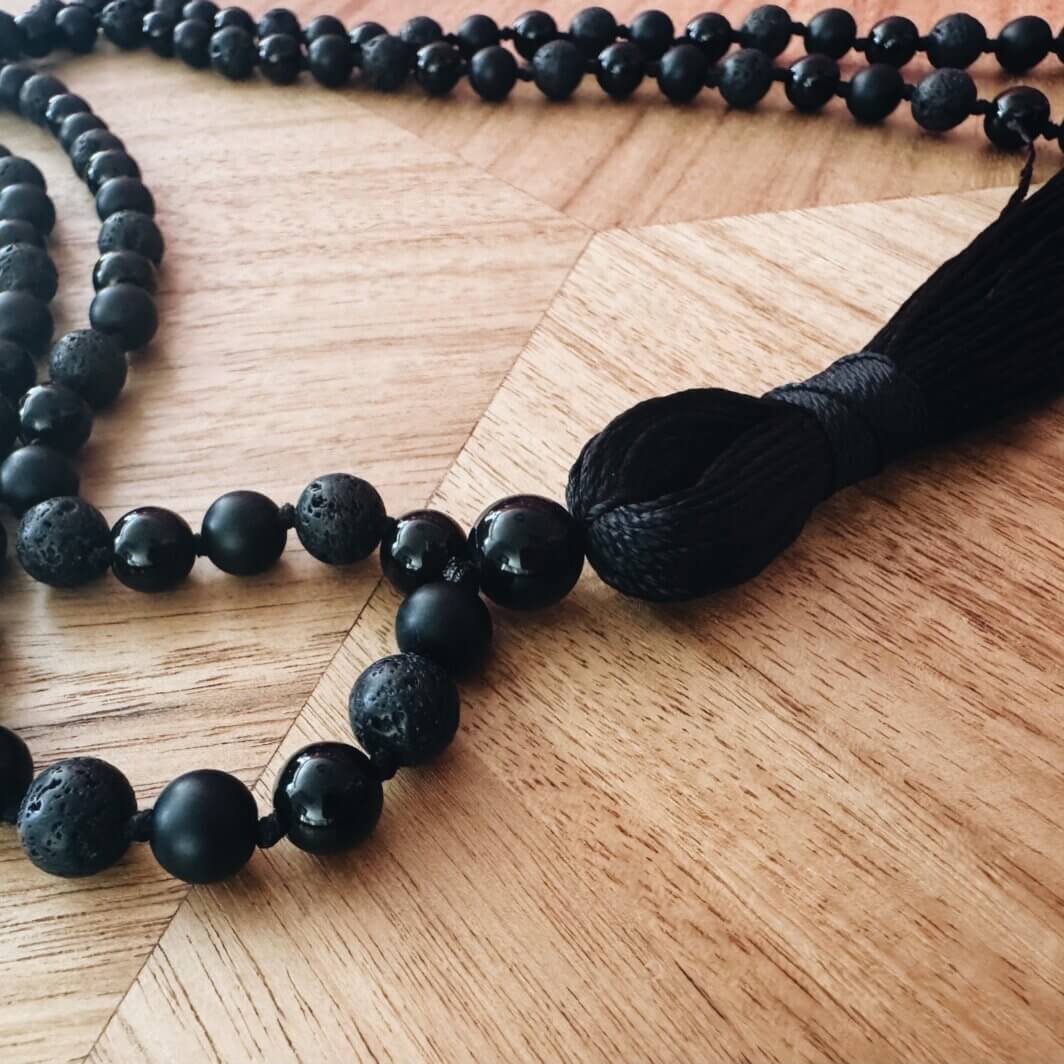 MenaMountain Halskette schwarz Tracht traditionell Malakette Mala Quaste Sommer