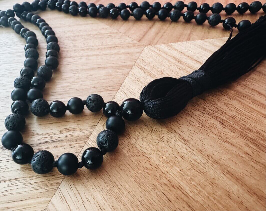 MenaMountain Halskette schwarz Tracht traditionell Malakette Mala Quaste Sommer