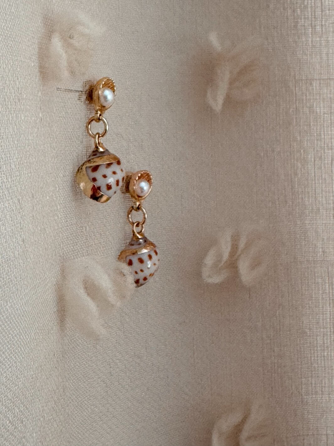 MenaMountain Ohrringe Muschel gold Muschelschnecke Statement Accessoires