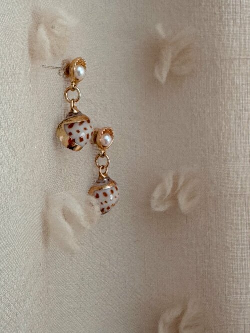 MenaMountain Ohrringe Muschel gold Muschelschnecke Statement Accessoires
