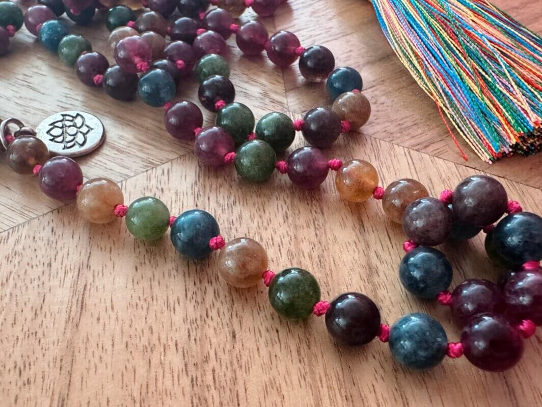 MenaMountain Halskette Malastyle Mala bunt Regenbogen Quaste traditionell Tradition