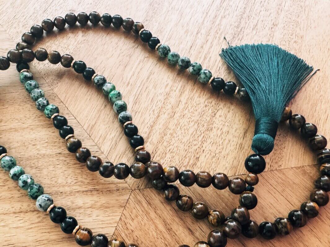 MenaMountain Halskette Malakette Mala Quaste grün Sommer Sommerliebe traditionell Tradition Tracht